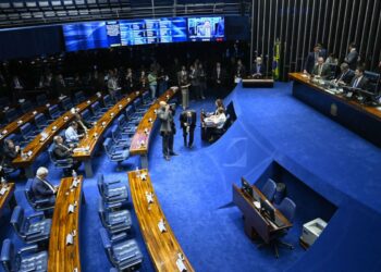 Senado aprova isenção de IR para quem ganha até dois salários-mínimos