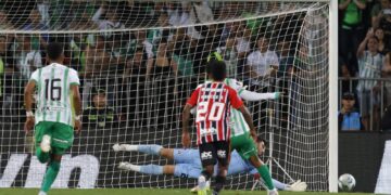 Rafael defende pênalti e São Paulo garante empate na Libertadores