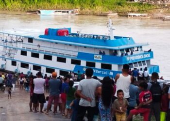 INSS usa barcos para orientar aposentados da Amazônia sobre descontos