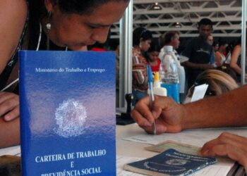 Número de pessoas em busca de emprego cai 21% no segundo trimestre