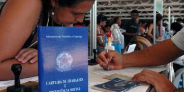 Número de pessoas em busca de emprego cai 21% no segundo trimestre