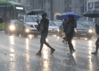 Chuvas causam alagamentos e transtornos na Baixada Santista