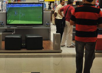 Vendas no comércio recuam 0,1% em junho, 3º mês seguido de queda