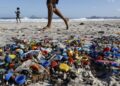 Pesquisadores propõem estratégias de combate ao microplástico no país