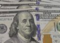 Dólar cai para R$ 5,42 e atinge menor valor em mais de um mês