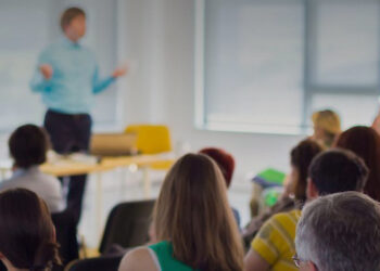 CE avalia política contra segregação de aluno bolsista em escola privada — Senado Notícias