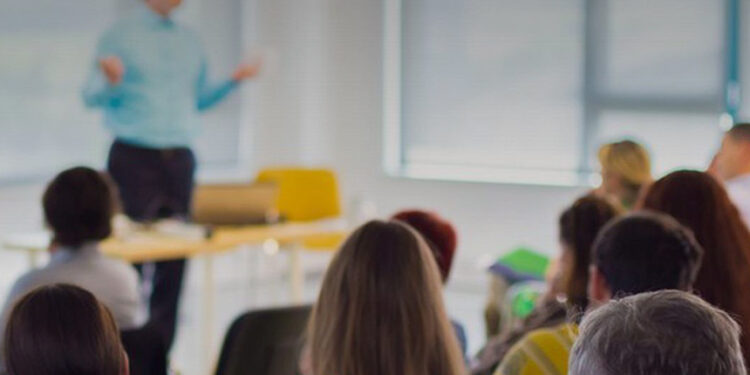 CE avalia política contra segregação de aluno bolsista em escola privada — Senado Notícias