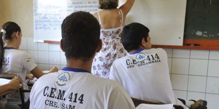 Estudantes do ensino integral têm notas maiores no Enem, diz estudo