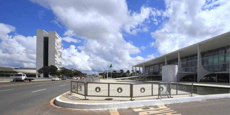 Governo projeta crescimento de 2,44% em 2026 e salário mínimo de R$ 1.631 — Senado Notícias