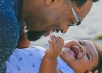 Manifestações em quatro cidades pedem ampliação da licença-paternidade