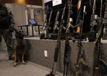 Ações da PM apreendem fuzis, metralhadoras e drogas no Rio de Janeiro