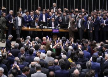 Após obstrução de Plenário, Hugo Motta abre sessão e pede respeito