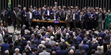 Após obstrução de Plenário, Hugo Motta abre sessão e pede respeito