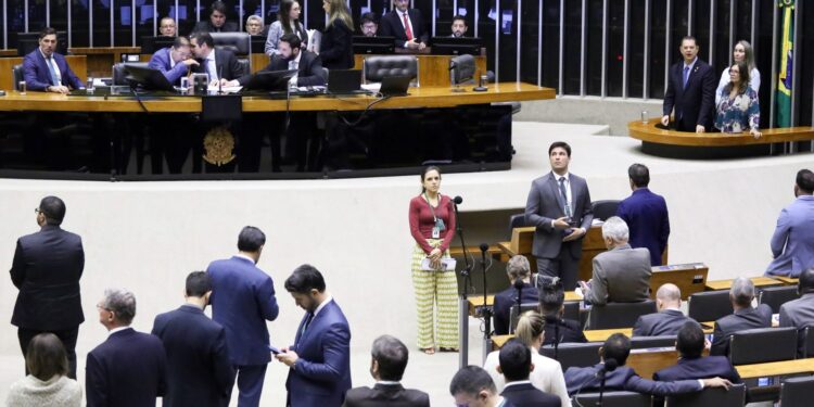 Câmara aprova bônus para servidor do INSS por revisão de benefícios