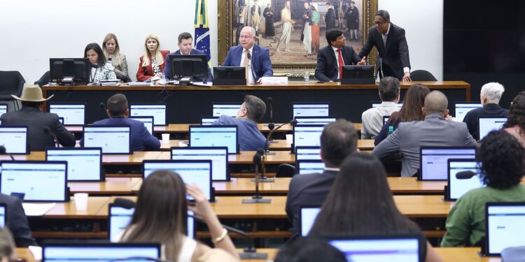 CCJ aprova aumento de pena para aliciamento de crianças na internet