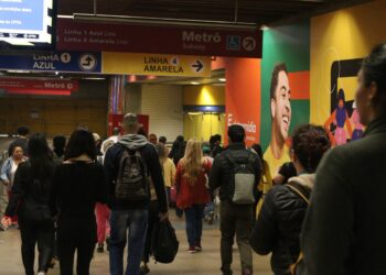 Falha em trem da CPTM lota estações em São Paulo nesta segunda 