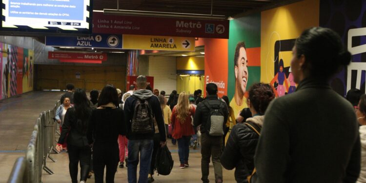 Falha em trem da CPTM lota estações em São Paulo nesta segunda