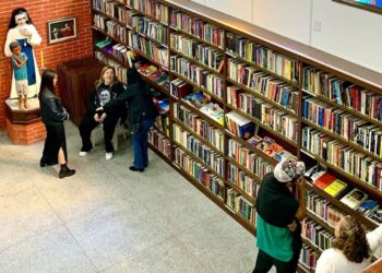 Pessoas em situação de rua passam a contar com biblioteca em São Paulo