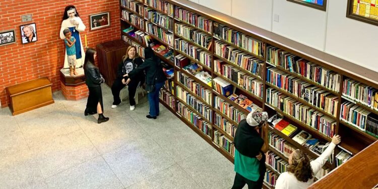 Pessoas em situação de rua passam a contar com biblioteca em São Paulo