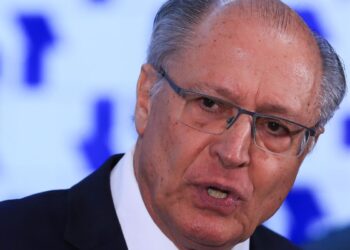 Falha em avião adia retorno de Alckmin ao Brasil