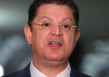 Oposição ocupa plenários por anistia a 8/01 e impeachment de Moraes