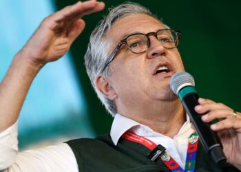 Padilha diz ser “ato covarde” cancelamento de vistos da filha e esposa