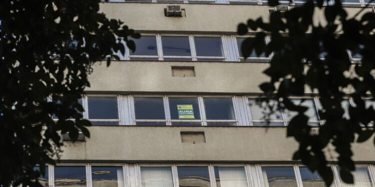 Parcela de famílias que pagam aluguel sobe 25% em 8 anos, mostra IBGE