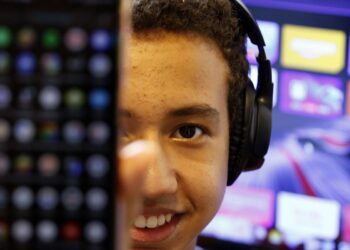 Deputados aprovam urgência de projeto que combate adultização na rede