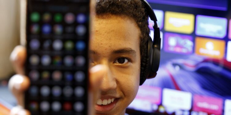 Deputados aprovam urgência de projeto que combate adultização na rede