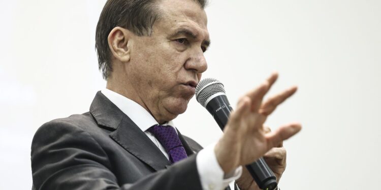 Ministro do Trabalho diz que país não deve se desesperar por tarifaço