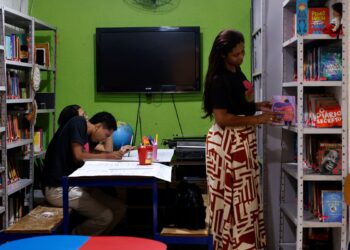 Iniciativas públicas e comunitárias aproximam brasileiros dos livros