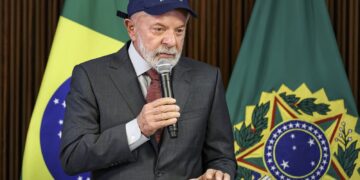Lula defende regulação de big techs durante reunião ministerial