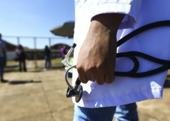 Curso de medicina com nota baixa pode ter corte de vaga ou ser extinto