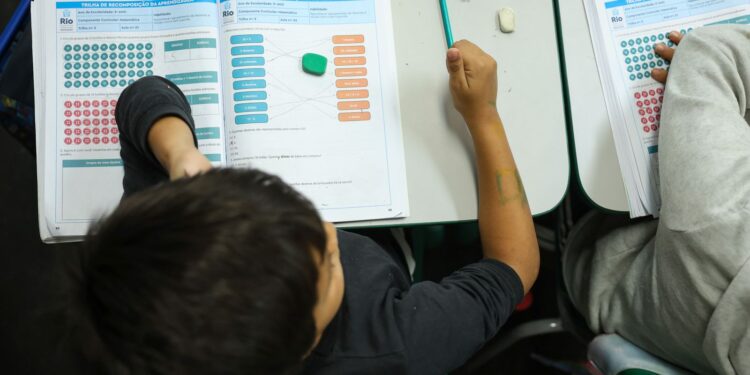 Vagas na área de educação fazem o desemprego ser o menor já registrado