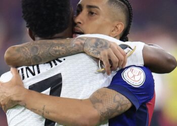 Raphinha e Vinicius Júnior são indicados ao prêmio Bola de Ouro