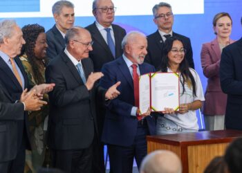 Lula sanciona lei contra adultização de crianças nas redes