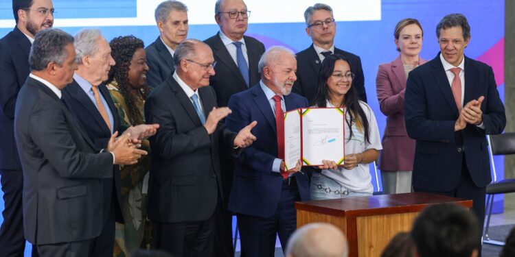 Lula sanciona lei contra adultização de crianças nas redes