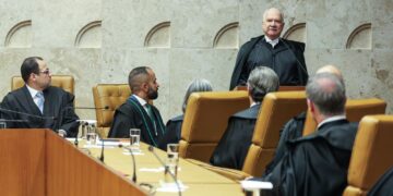 STF não deixará de julgar leis que afrontam a Constituição, diz Fachin