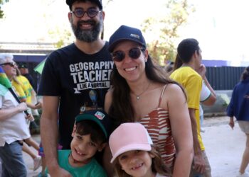 Brasileiros celebram soberania; Curupira e Zé Gotinha desfilaram