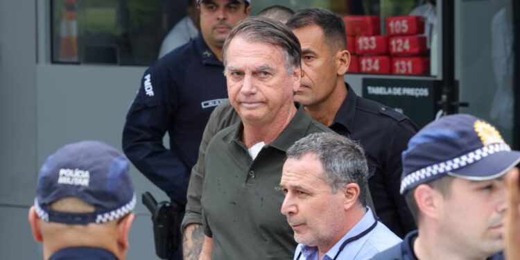 Moraes pede explicações sobre escolta que levou Bolsonaro ao hospital