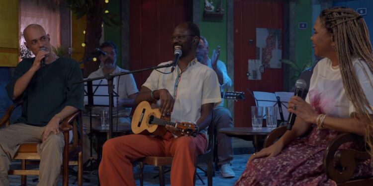 Samba na Gamboa: roda do Poeira Pura mescla hits do gênero e bate-papo