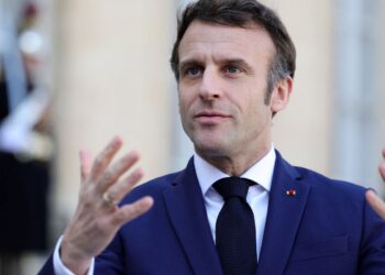 Macron busca novo primeiro-ministro após colapso do governo