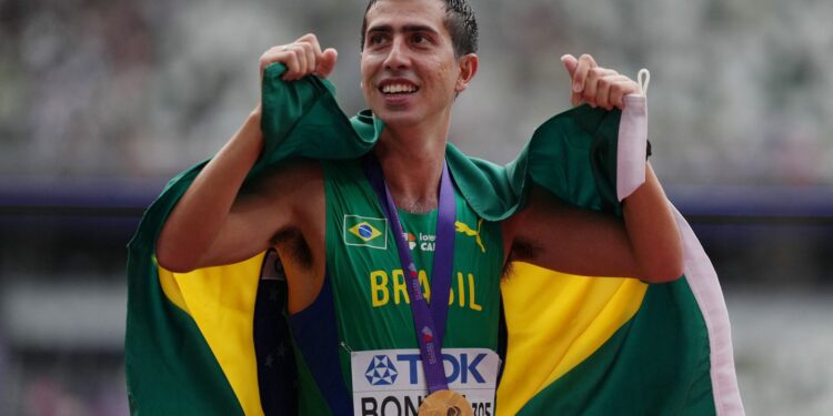 Caio Bonfim é campeão mundial dos 20 km da marcha atlética em Tóquio