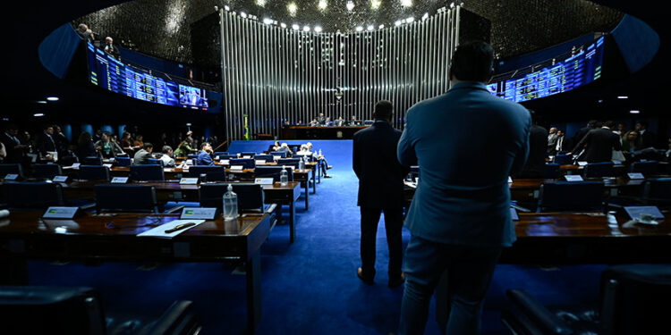 Plenário vota pena maior a quem fornece droga ou álcool a menor de 18 anos — Senado Notícias