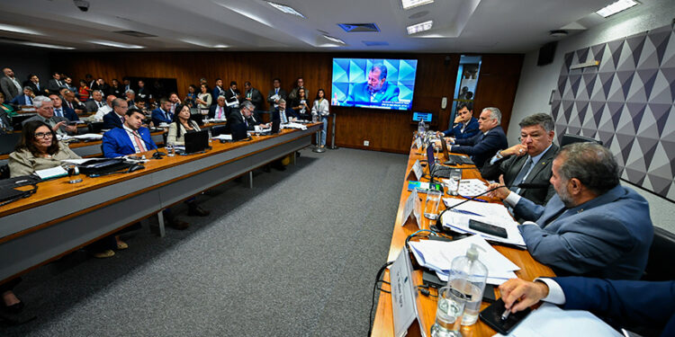 Disputa entre governo e oposição marca depoimento de Lupi na CPMI do INSS — Senado Notícias