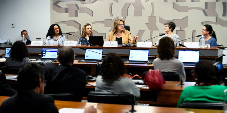 Apoio e tratamento podem frear aumento do alcoolismo entre mulheres — Senado Notícias