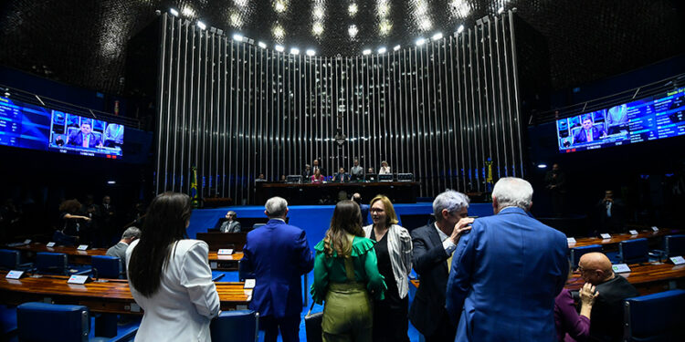 Senado aprova conta de luz gratuita para famílias de baixa renda — Senado Notícias