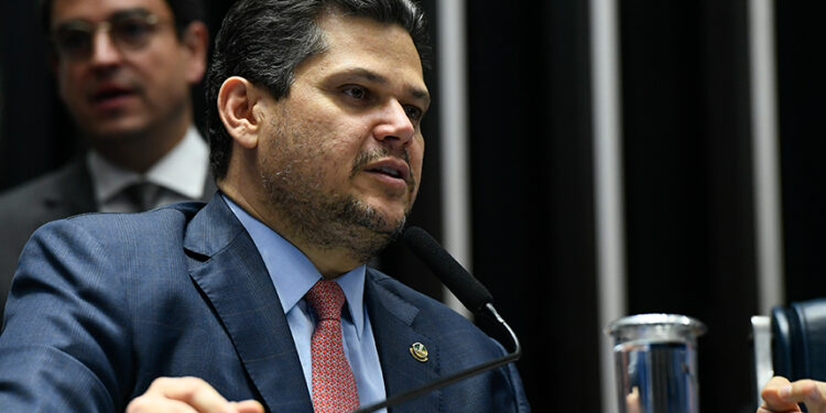 Senado afasta historiador Eduardo Bueno, o ‘Peninha’, do Conselho Editorial — Senado Notícias