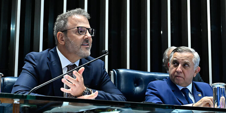 Defesa da democracia marca homenagem a associação dos procuradores — Senado Notícias