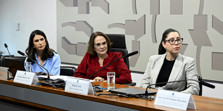Vacina anti-HPV é eficaz na prevenção ao câncer do colo do útero, aponta debate — Senado Notícias